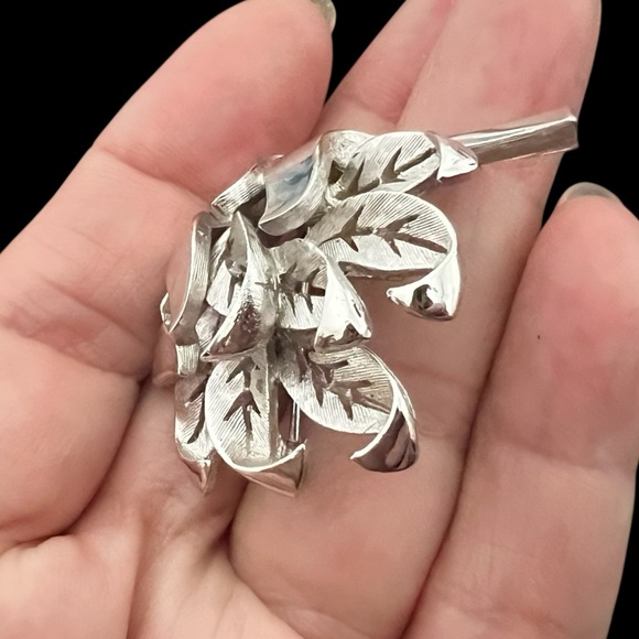 Vintage crown Trifari textured silver tone wind blown Blossom brooch - Picture 5 of 7